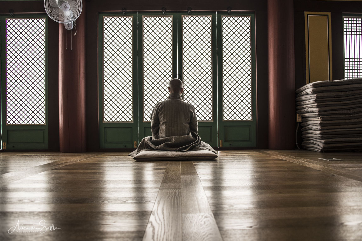 Corée, moine en position de méditation dans son hermitage. Gaia